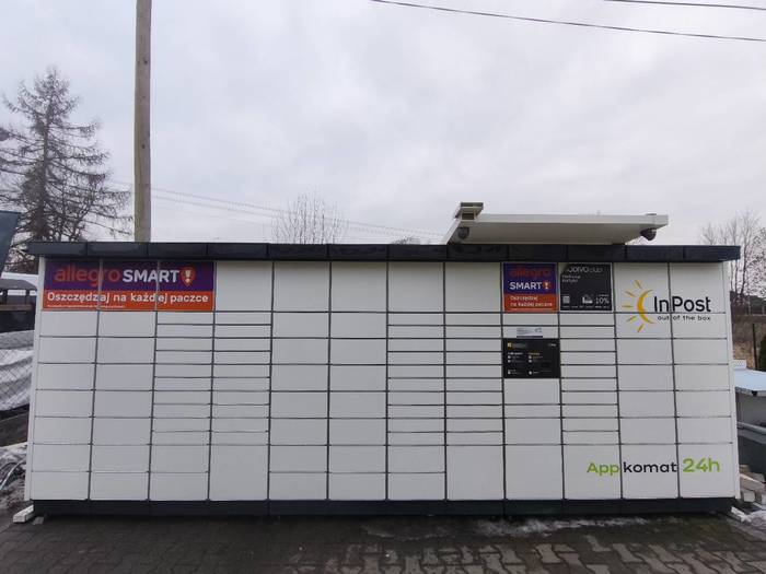 Parcel Locker SLO01APP Przed sklepem