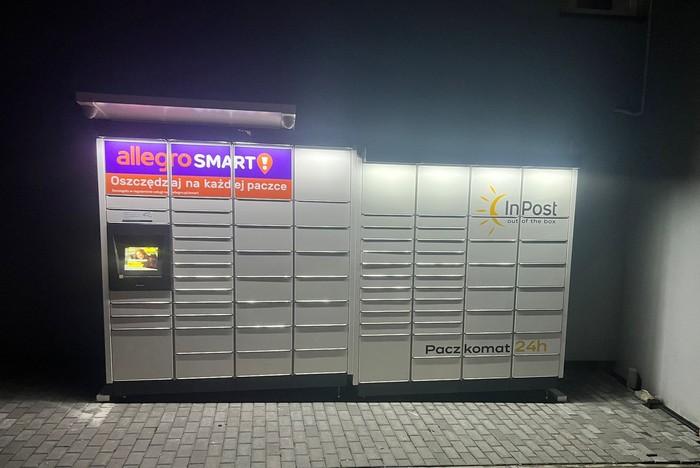 Paczkomat SLTW01M na bocznej ścianie remizy OSP