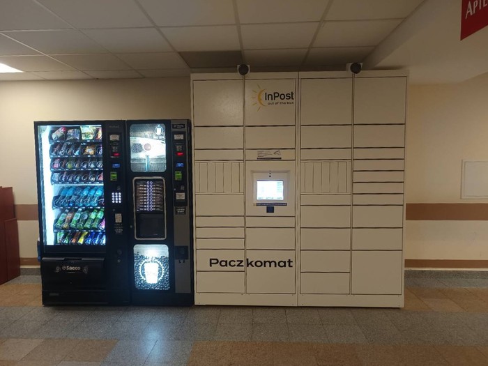 Paczkomat SLU02HP korytarz przy wejściu głównym do szpitala