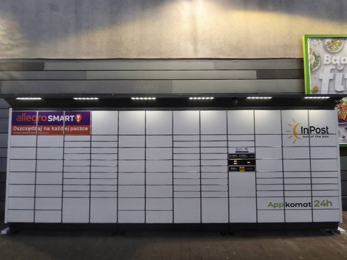 Paczkomat SLU07BAPP przy markecie Stokrotka