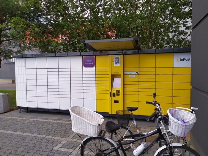 Paczkomat SLU15A Na parkingu przy sklepie Kik