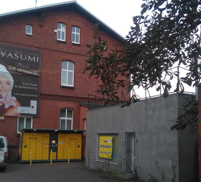 Paczkomat SLU326 na parkingu przy firmie Uniset