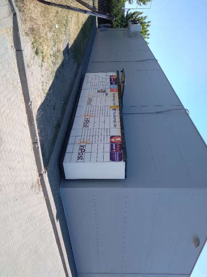 Paczkomat SLW01N za supermarketem Netto