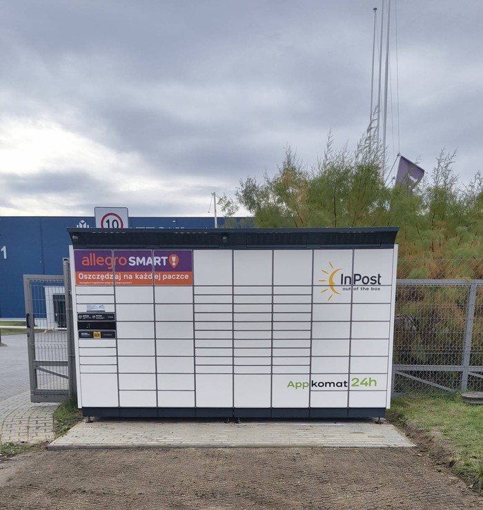 Parcel Locker SMA01BAPP Przy bramie wjazdowej na magazyny