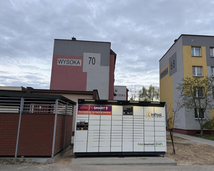 Paczkomat SME04BAPP Przy parkingu od strony ulicy Wysokiej