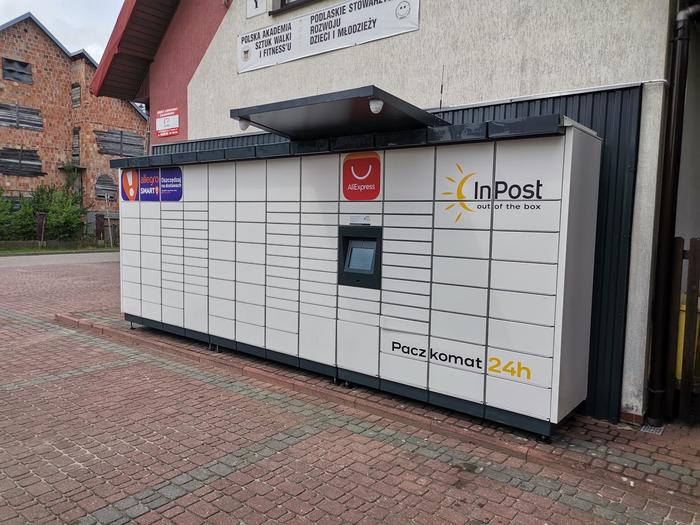 Paczkomat SME05M Przy budynku