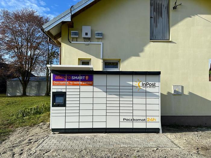 Paczkomat SMER01M Boczna ściana sklepu