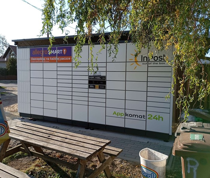 Paczkomat SMES01BAPP przy sklepie