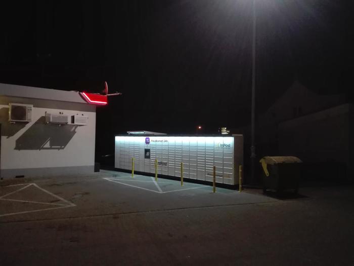 Paczkomat SMI01M Na parkingu przy stacji paliw Orlen