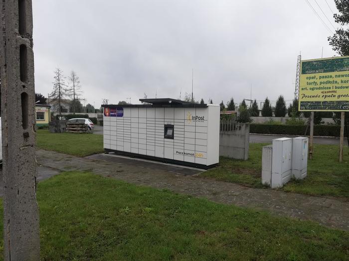 Paczkomat SMI03M Parking przy budynku usługowym