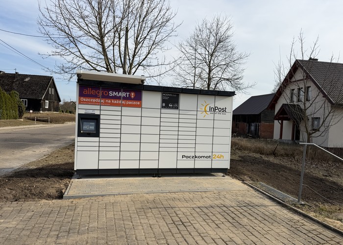 Paczkomat SMNY01M Przy parkingu przy budynku starej szkoły