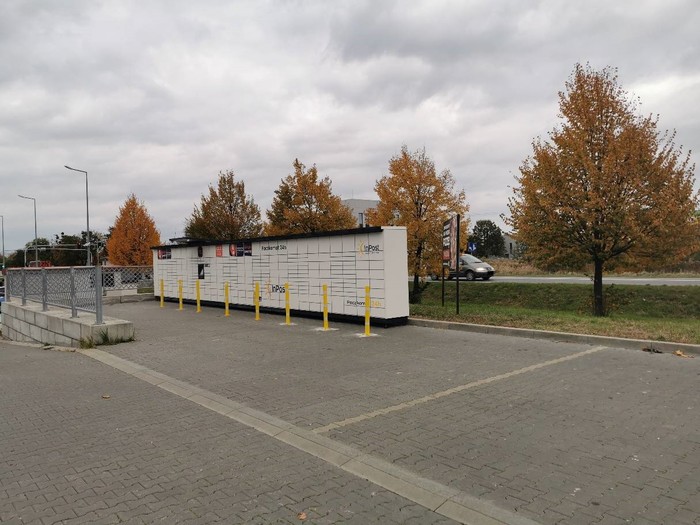 Поштомат SNC01M Po lewej stronie od stacji Citronex