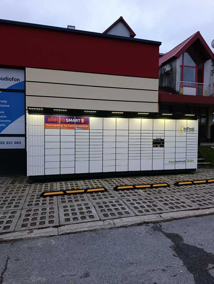 Paczkomat SND01BAPP Parking obok budynku