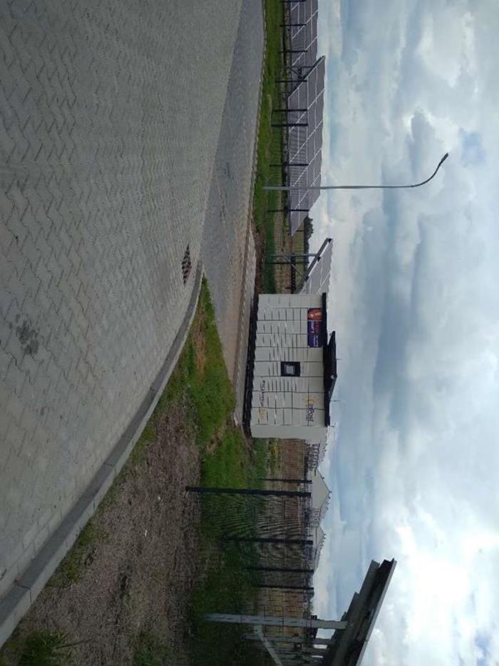 Paczkomat SNE02M trawnik przy parkingu stacji