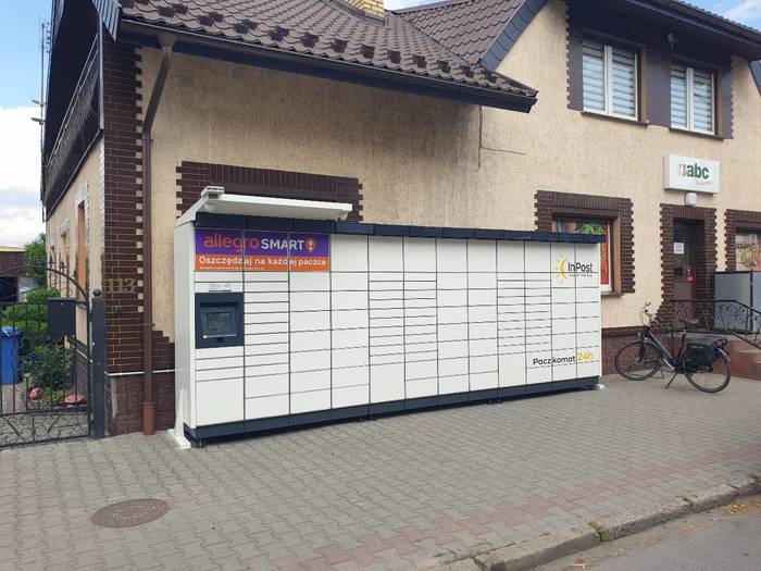 Paczkomat SOBA01M Na parkingu przy sklepie ABC