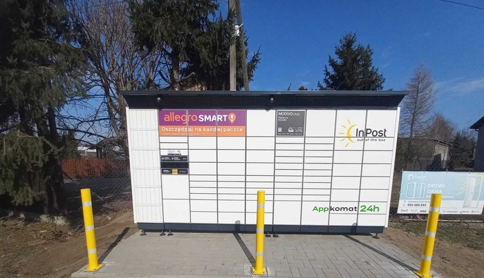 Paczkomat SOC02BAPP Naprzeciwko szkoły od strony ulicy Kościuszki
