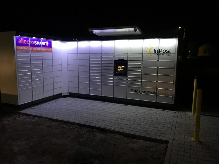 Paczkomat SOE01M Na terenie zielonym przy Serwisie samochodowym