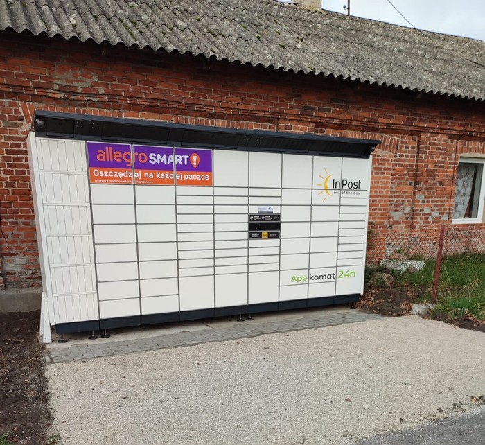 Parcel Locker SOEQ01BAPP Przed budynkiem