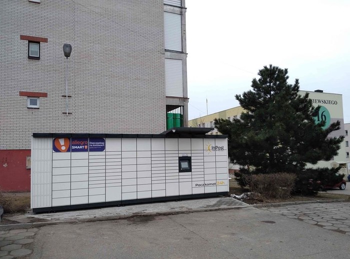Поштомат SOK08M przy bloku Broniewskiego 32