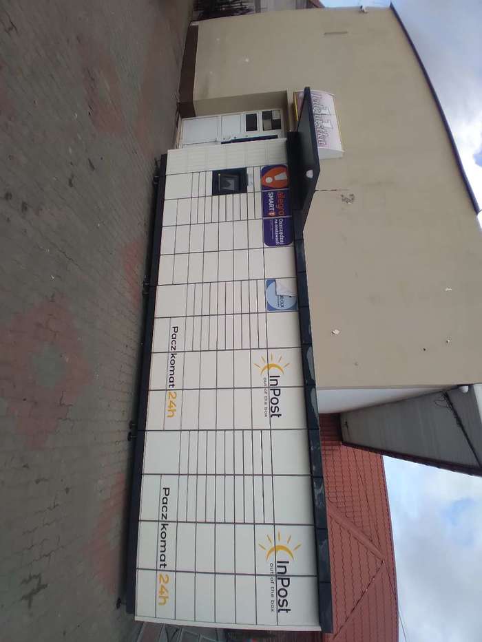 Paczkomat SOK09M Płot po prawej stronie parkingu