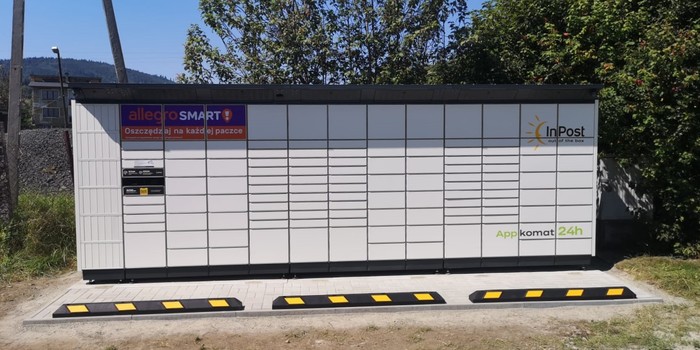Paczkomat SOLX01BAPP na parkingu obok sklepu