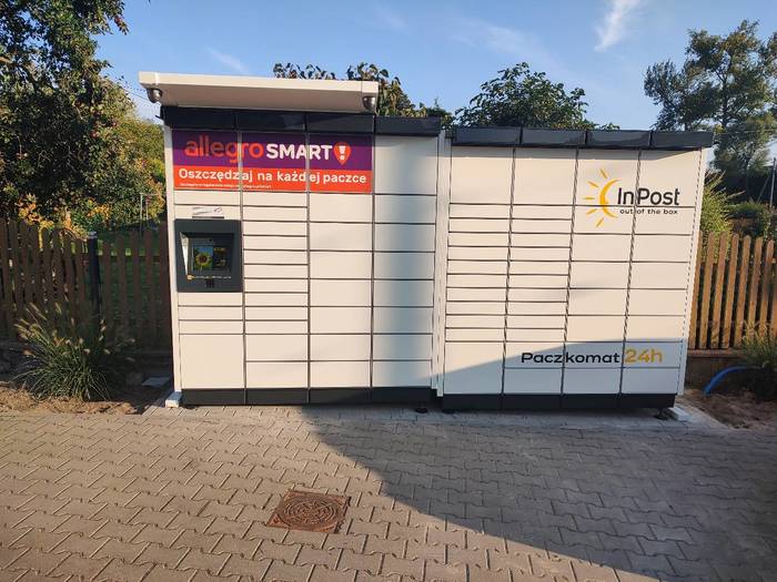 Paczkomat SONQ01M przy parkingu