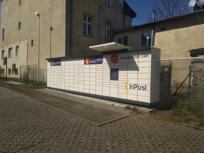 Paczkomat SOP01M Na parkingu sklepu Biedronka