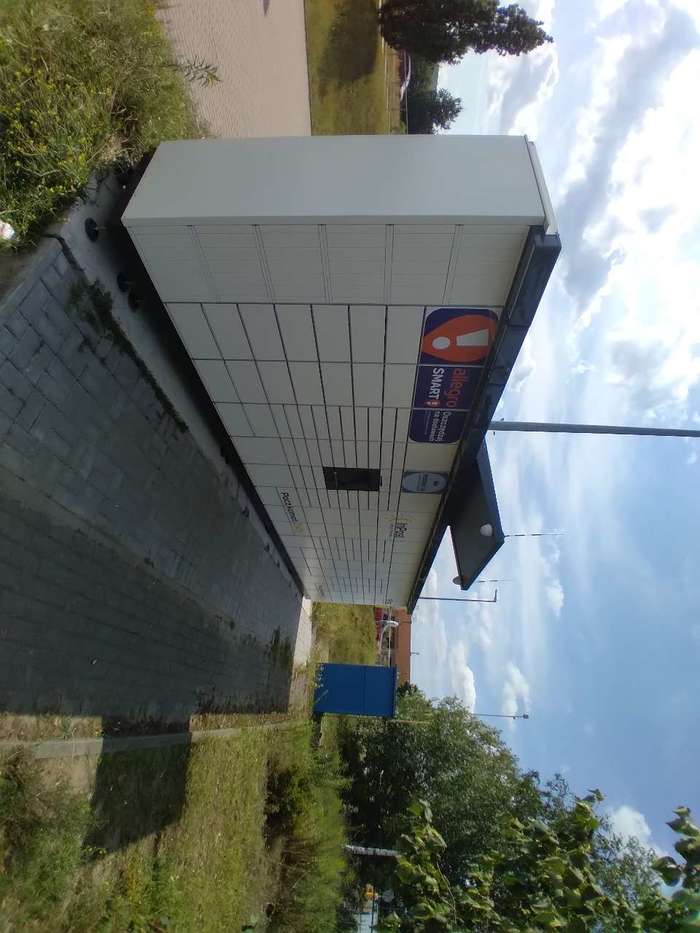 Paczkomat SOP06M obok parkingu