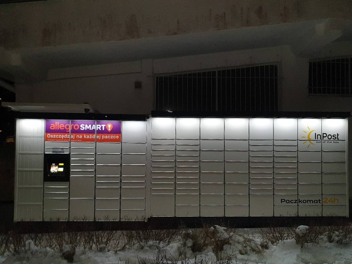Paczkomat SOP21M przy magazynie