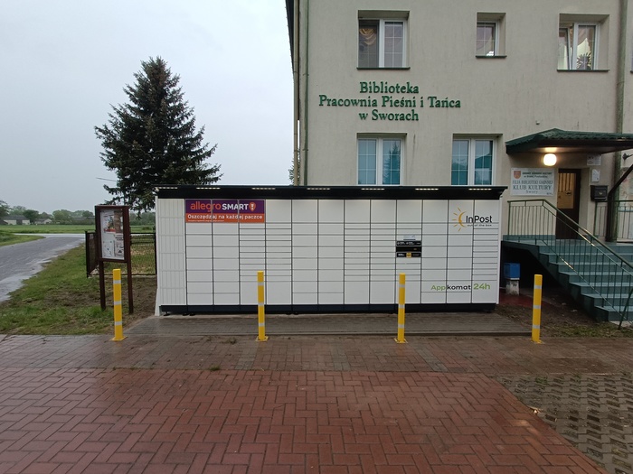 Parcel Locker SORQ01BAPP parking przed wejściem