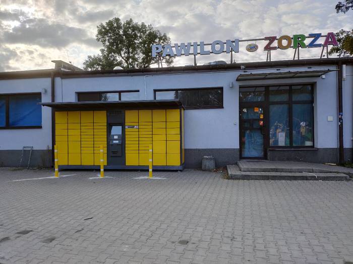 Paczkomat SOS03G obok sklepu