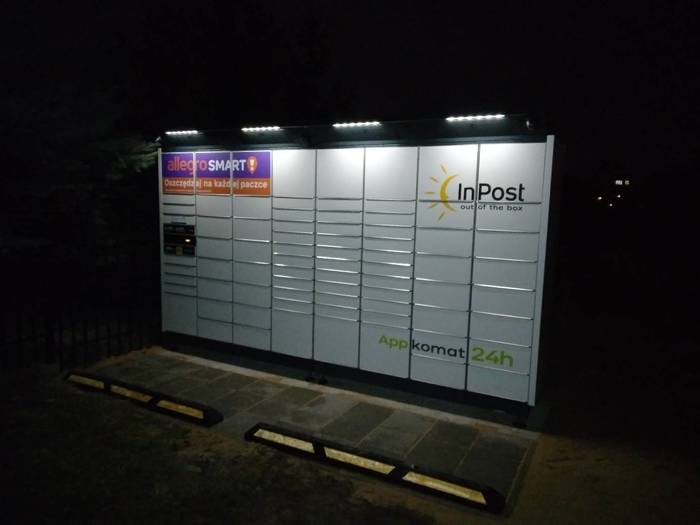 Paczkomat SOS04BAPP Na parkingu