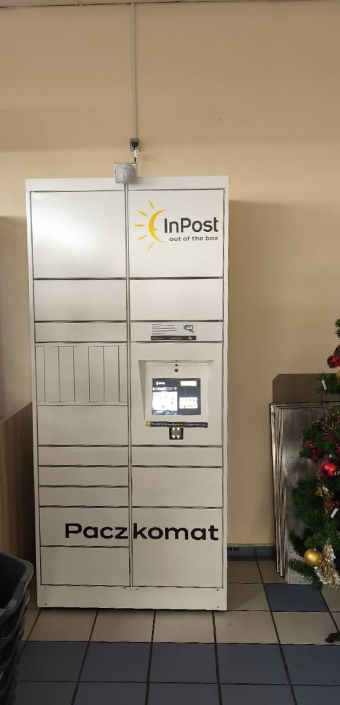 Paczkomat SOS08HP po prawej stronie od wejścia pod ścianą