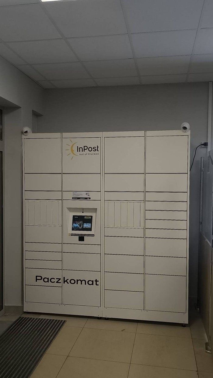 Parcel Locker SOS09HP Przy wejściu do sklepu