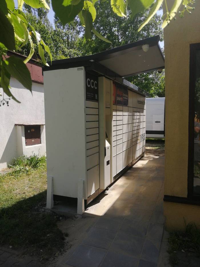 Paczkomat SOS11A Obok sklepu