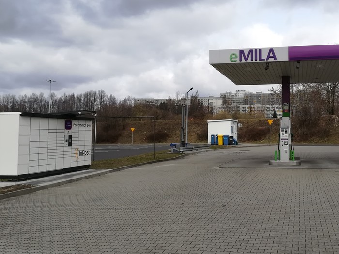 Paczkomat SOS13N Na stacji paliw Moya
