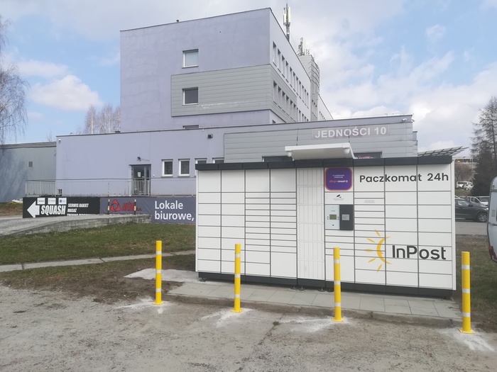 Paczkomat SOS15N Na parkingu przy biurowcu Ortal S.A.