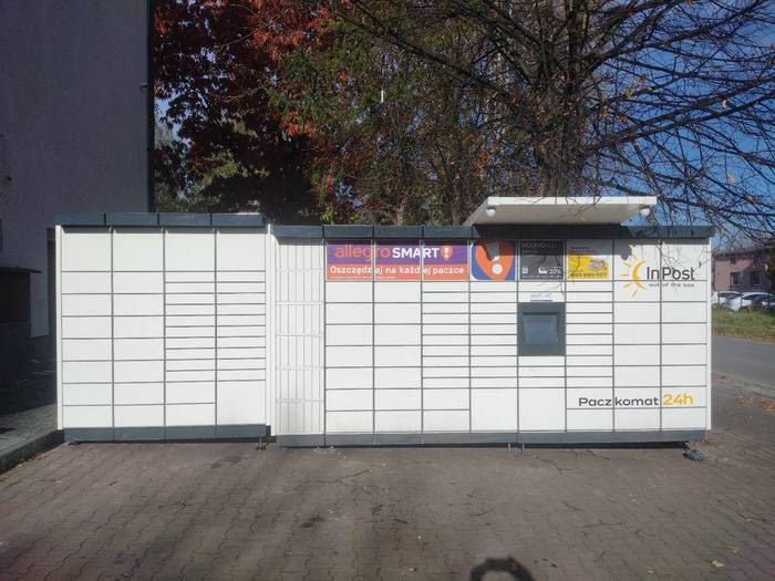 Paczkomat SOS17M Przy wjeździe do garażu