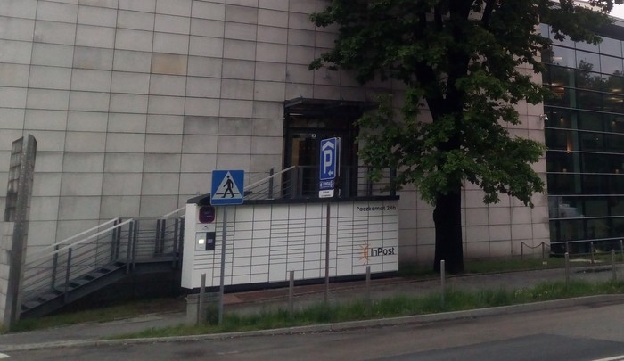 Paczkomat SOS18N Przy wjeździe na parking Uniwersytetu Śląskiego