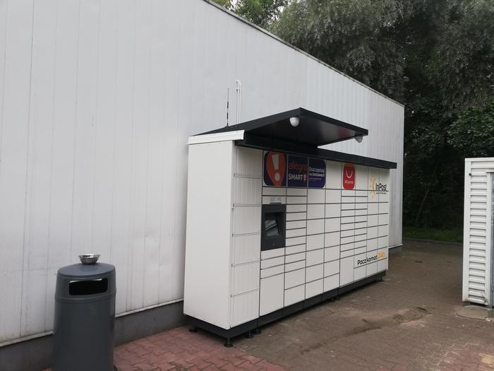 Paczkomat SOS20M Boczna ściana stacji