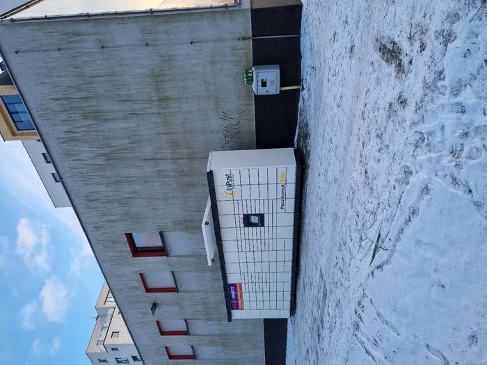 Paczkomat SOS54M Przy sklepie meblowym Vemak