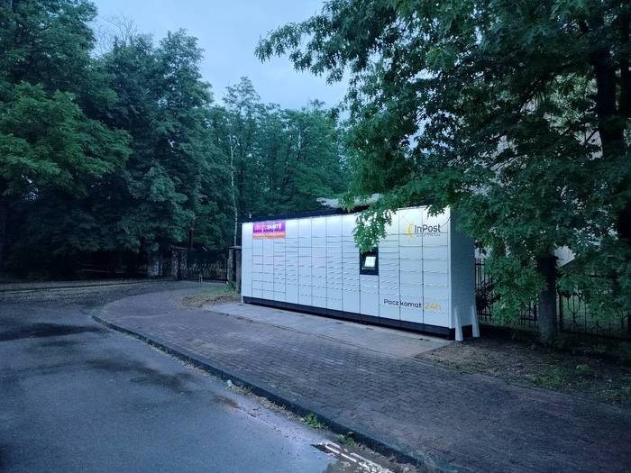 Paczkomat SOS68M Obok Parafii za garażami