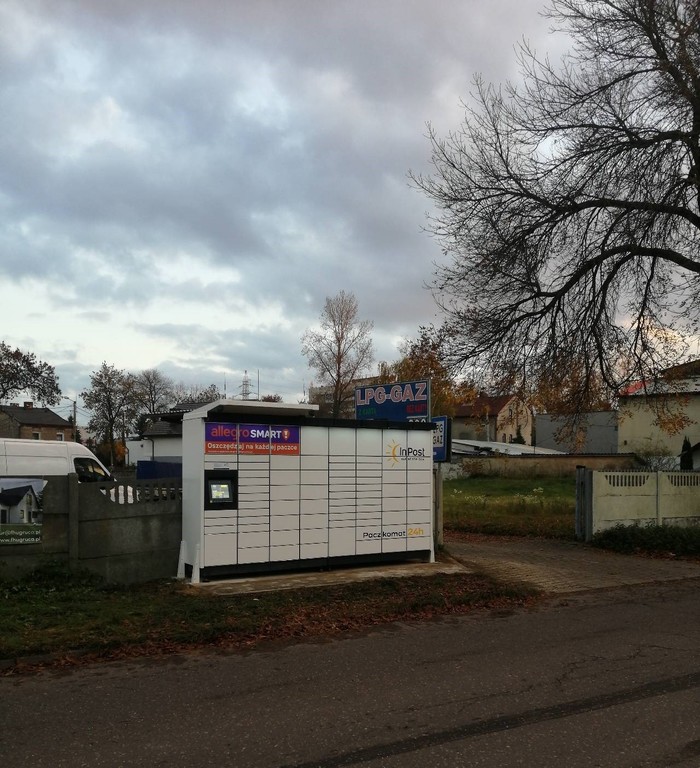 Paczkomat SOS72M Obok stacji