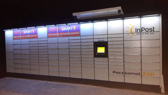 Paczkomat SOS73M Na parkingu parafii