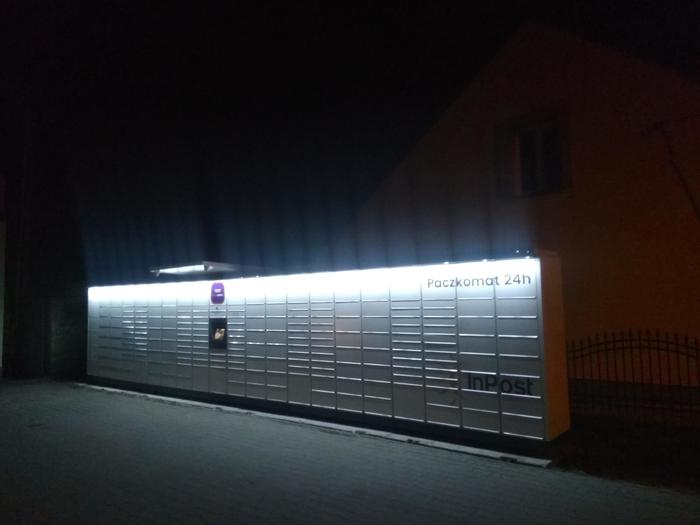 Paczkomat SPC01M Na parkingu sklepu Delikatesy Centrum