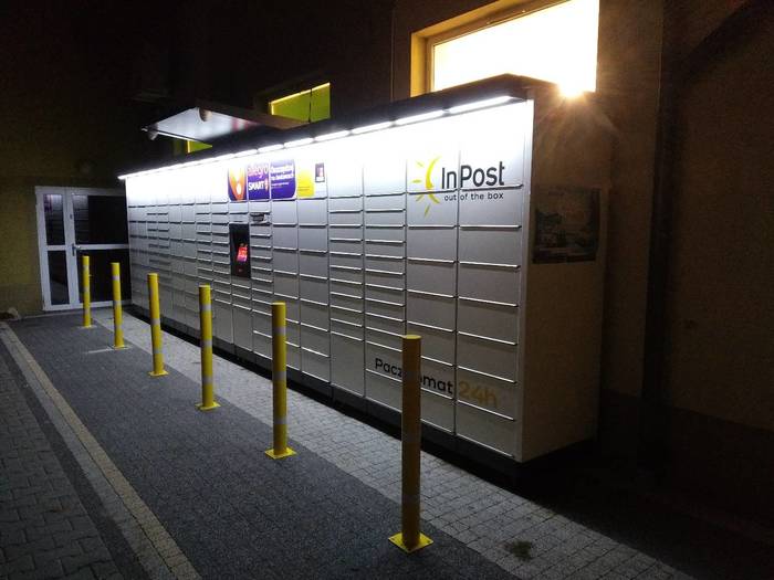 Paczkomat SPI01M przy parkingu