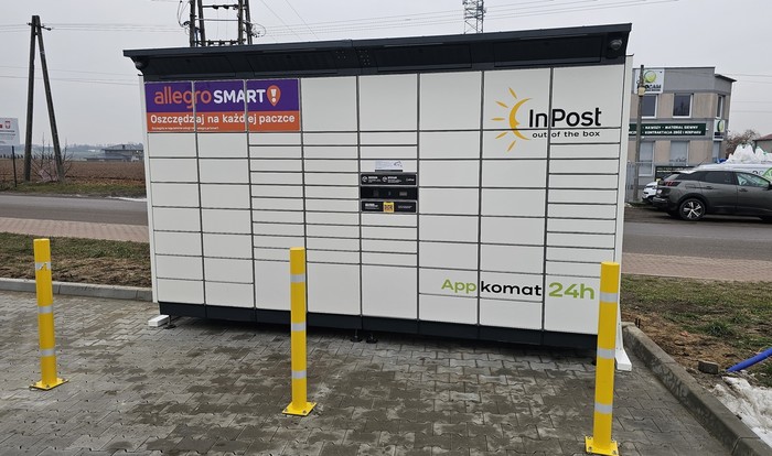 Paczkomat SPO01BAPP po lewej stronie od wjazdu na parking