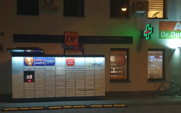 Paczkomat SPO03M Przy Drogerii Aurora, obok wejścia