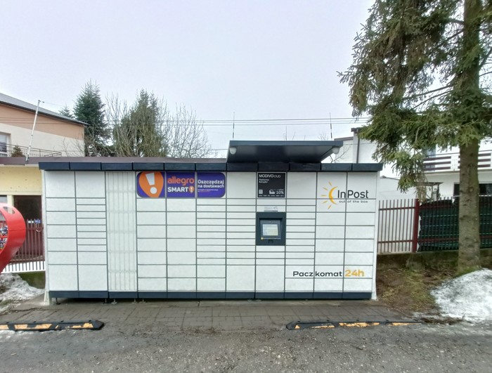 Paczkomat SPV01M przy sklepie spożywczym