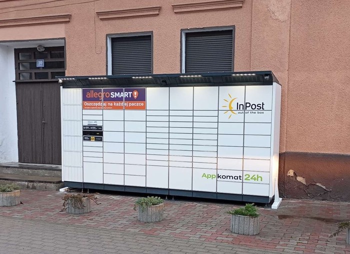Поштомат SPX01BAPP Na ścianie frontowej budynku